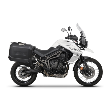 Kompletná sada bočných čiernych hliníkových kufrov SHAD TERRA BLACK , 36/47 l litrov, vrátane montážnej sady SHAD TRIUMPH Tiger 800